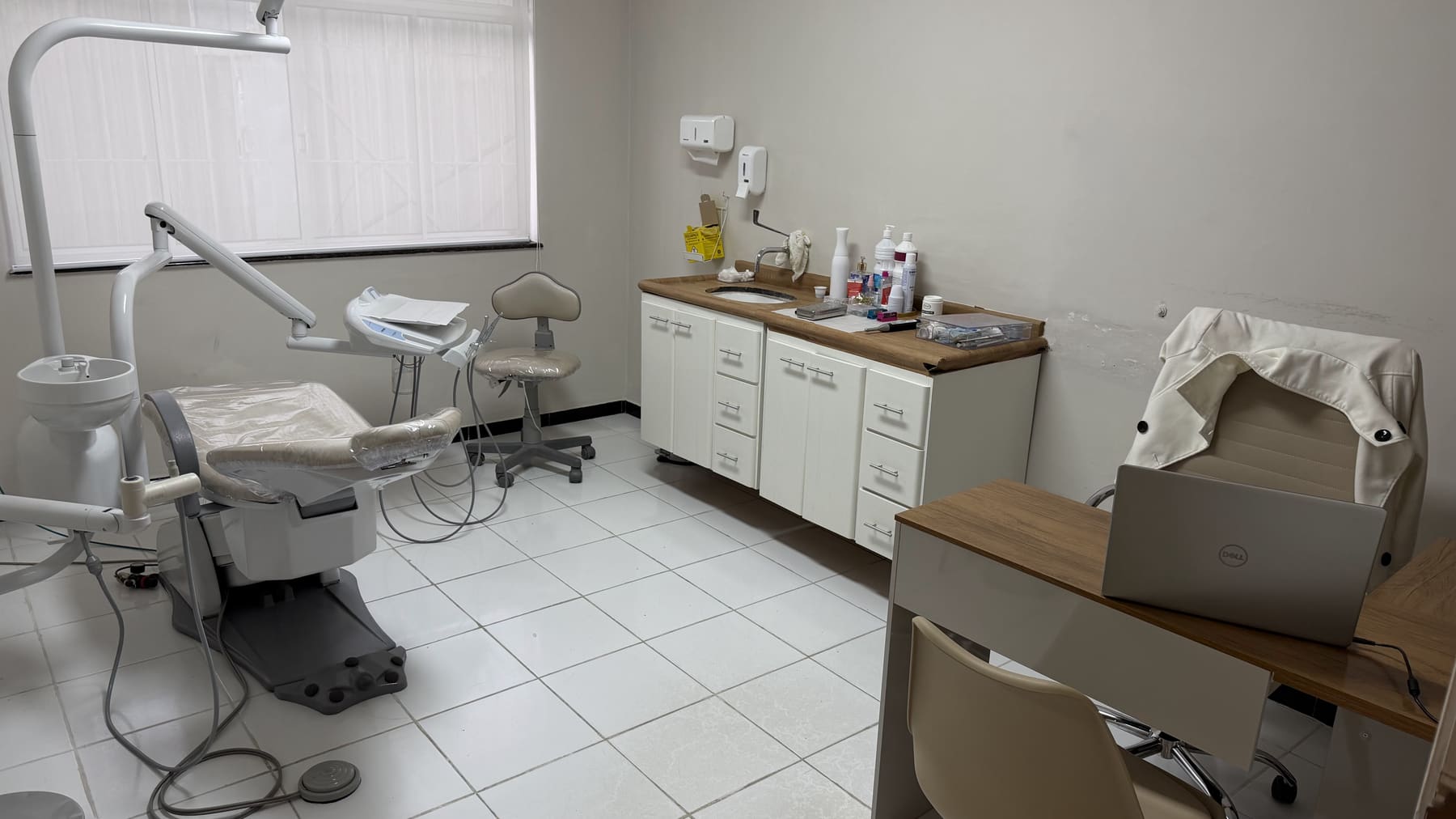 Sala clínica da Elev, com cadeira odontológica, bancada e equipamentos