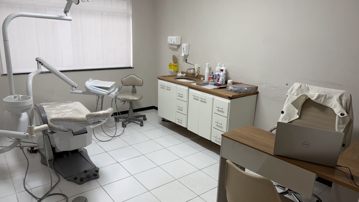 Cadeira odontológica montada em uma das salas clínicas da Elev