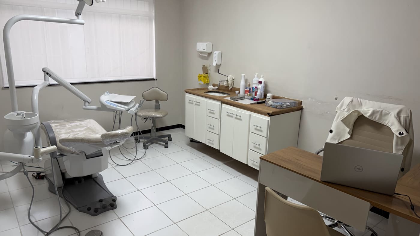 Sala clínica equipada da Elev, vista da porta