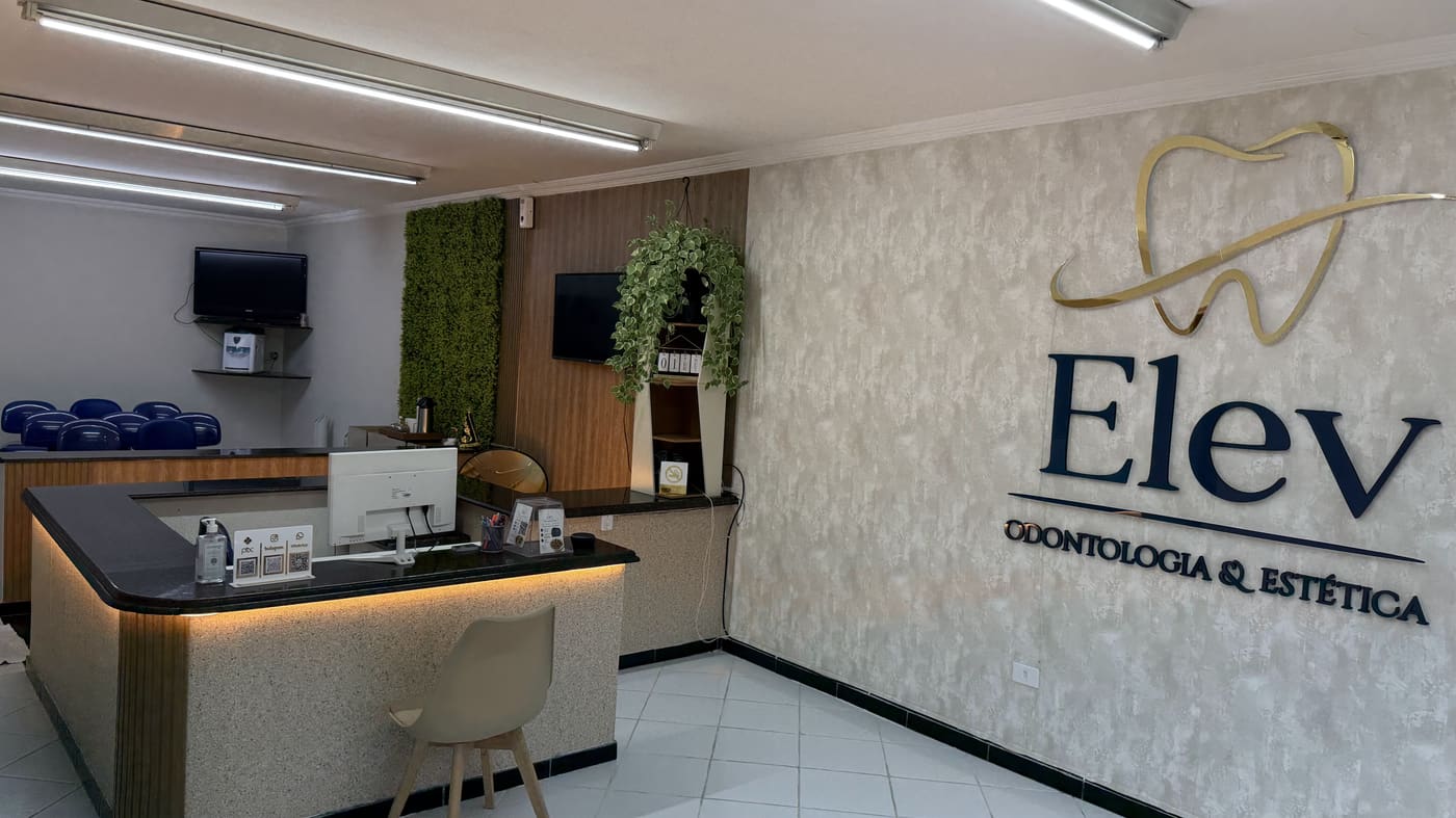 Letreiro da Elev Odontologia e Estética na parede da recepção
